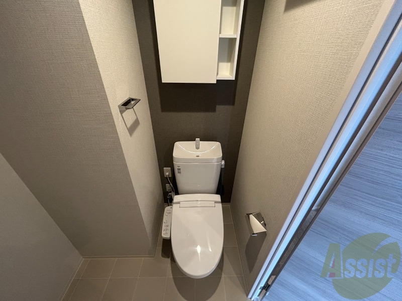 トイレ　トイレは温水洗浄便座で上部には棚もございます。