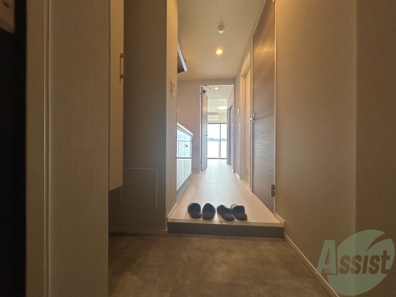 玄関　段差の低い玄関で躓きにくくなっております。