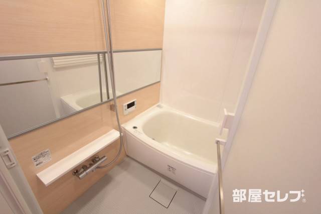 バス・シャワールーム　清潔感のあるお風呂です