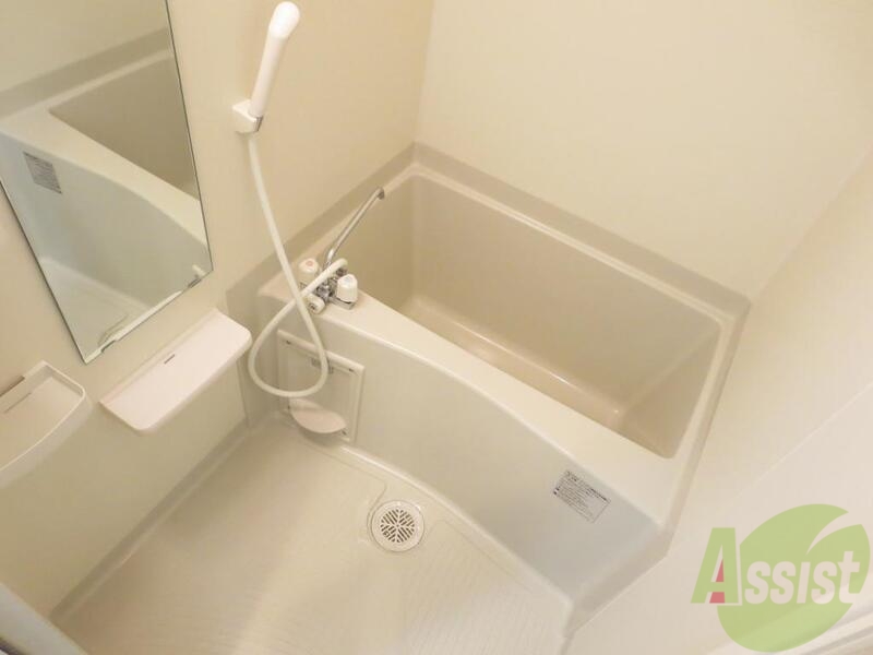 バス・シャワールーム　大きめの浴槽で一日の疲れを癒やしてください。