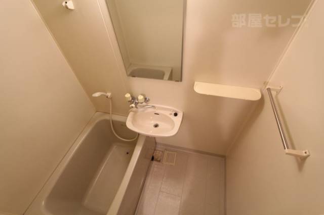 バス・シャワールーム　鏡付きの洗面台同室バス