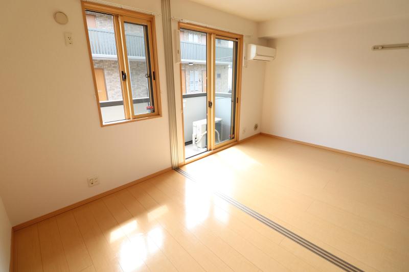 その他部屋・スペース　収納前から見た洋室とリビング