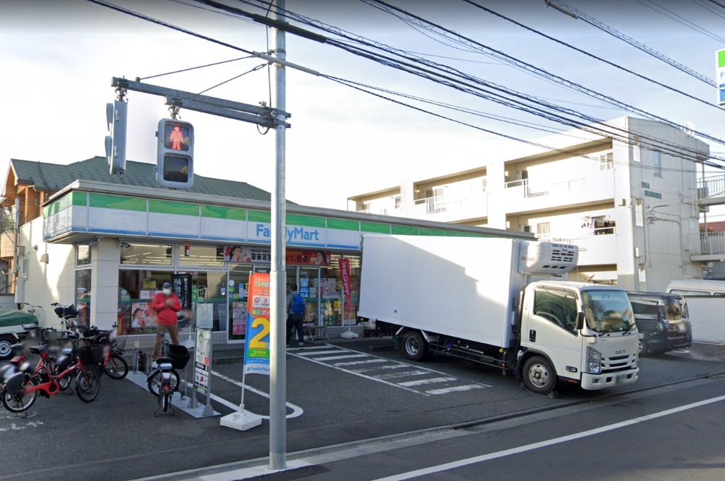 コンビニ　ファミリーマート 高松六丁目店（コンビニ）まで522m