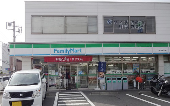 コンビニ　ファミリーマート（コンビニ）まで982m