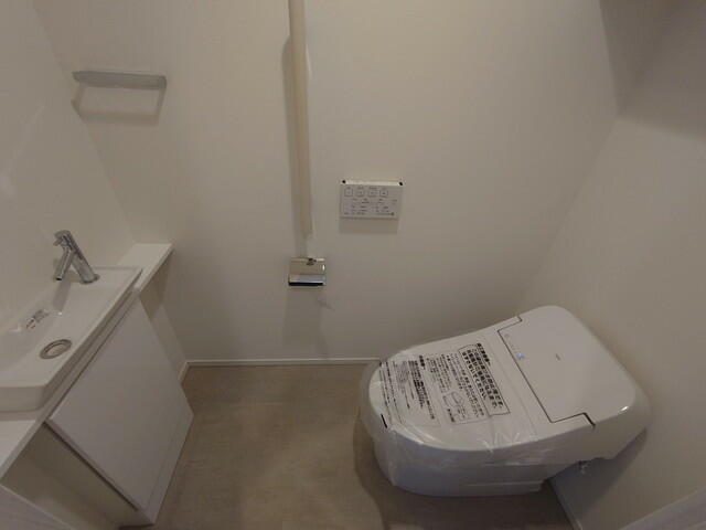 トイレ　※写真は同タイプ住戸です。