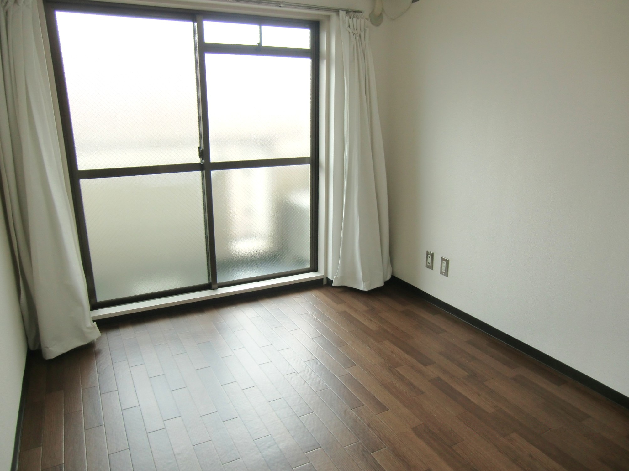 居室・リビング　南向き４階で採光良好