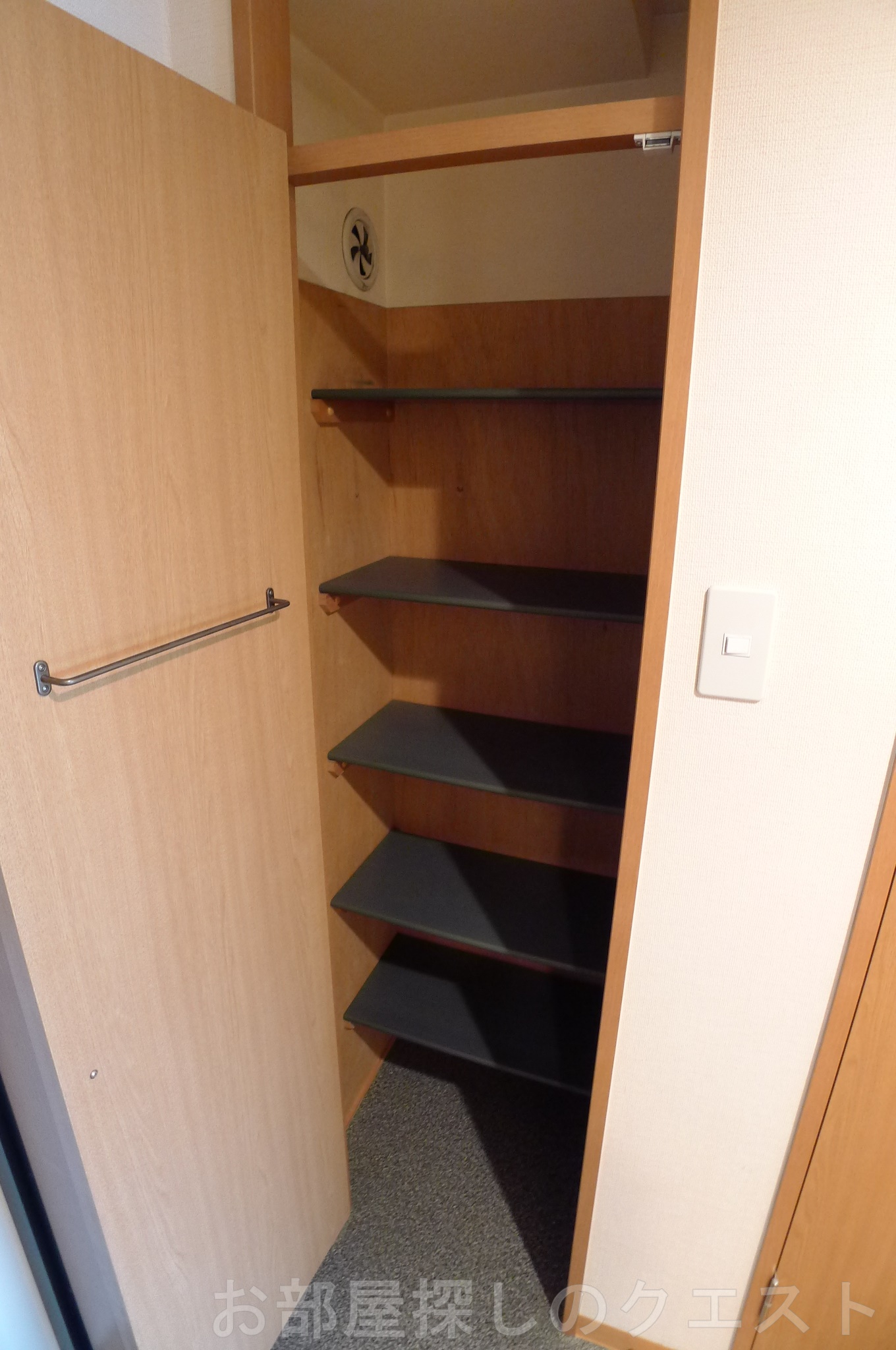 玄関　（写真は同タイプ）