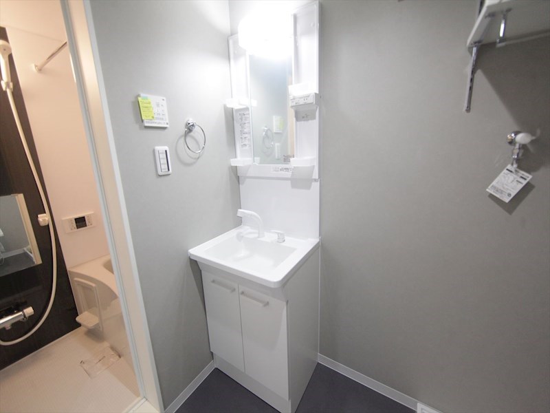 洗面設備　脱衣所　独立洗面台（シャンプードレッサー付）収納スペース有