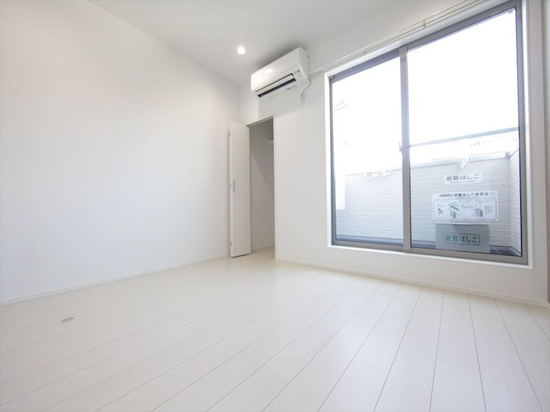 居室・リビング　洋室6.1帖　エアコン付　クローゼット付　バルコニー