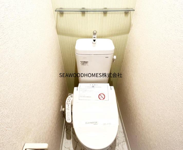 トイレ　ほっと落ち着ける、白基調のクリーンな空間。