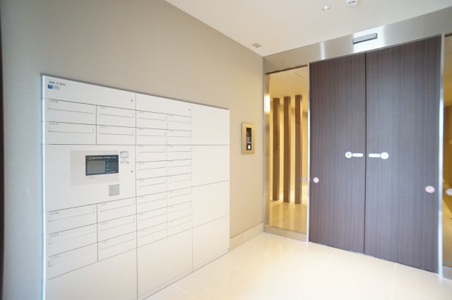 エントランス　便利な宅配BOX完備