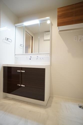 洗面設備　三面鏡洗面台　鏡裏は収納になっております。