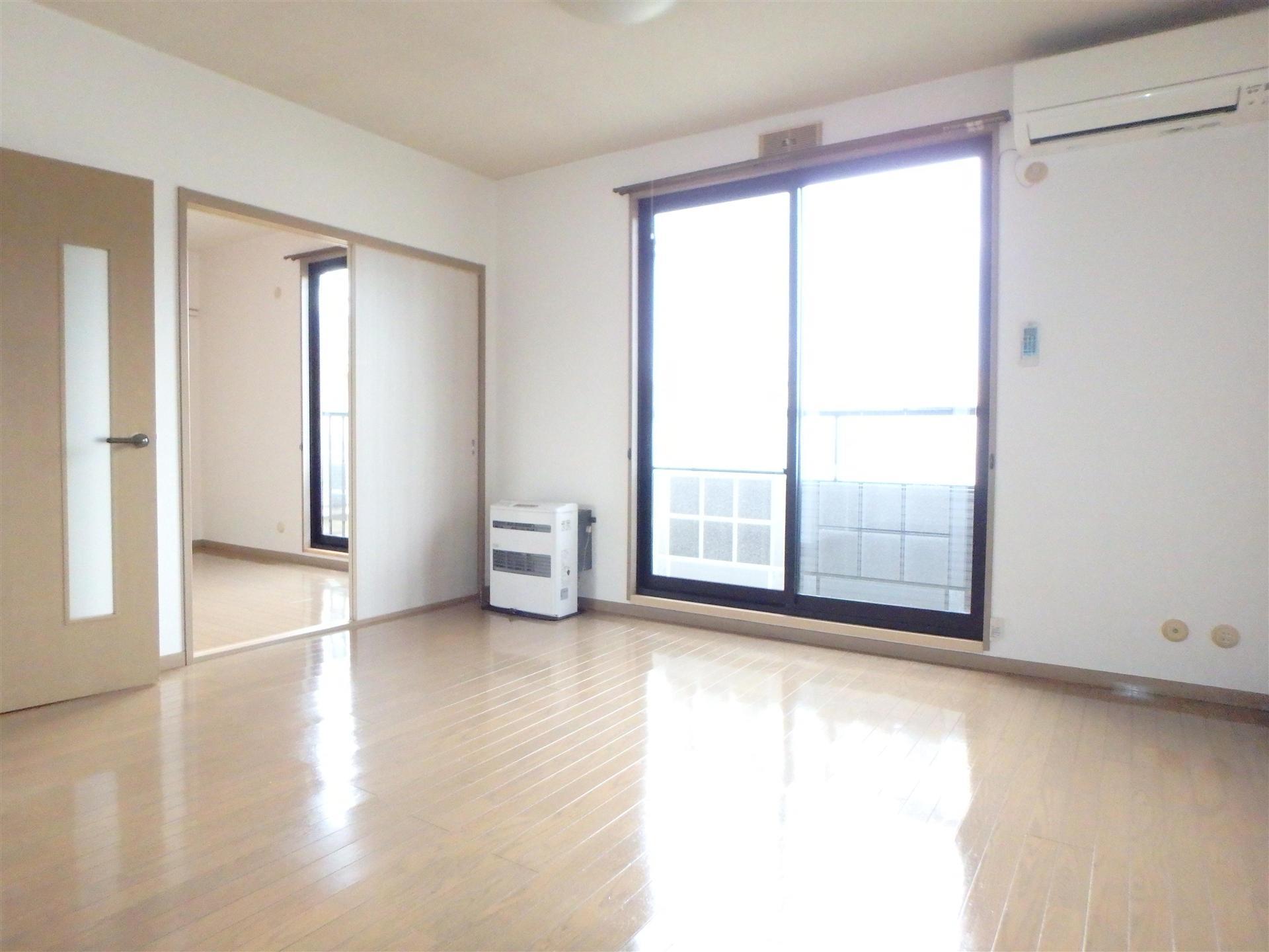 居室・リビング　南側の窓から明るい光が入るお部屋です☆