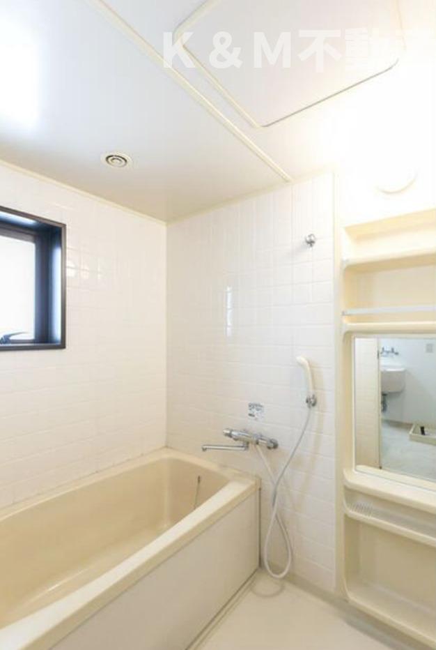 バス・シャワールーム　落ち着いた空間のお風呂です