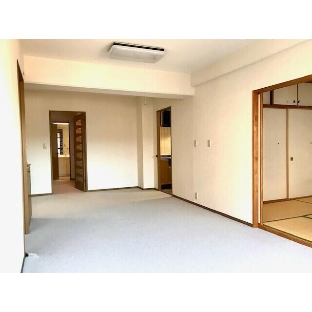 居室・リビング　こちらの居間で趣味の時間をお楽しみください