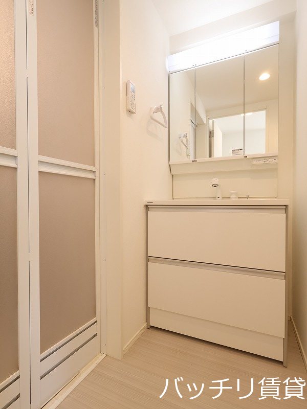 洗面設備　別号室タイプの為、現状を優先致します。