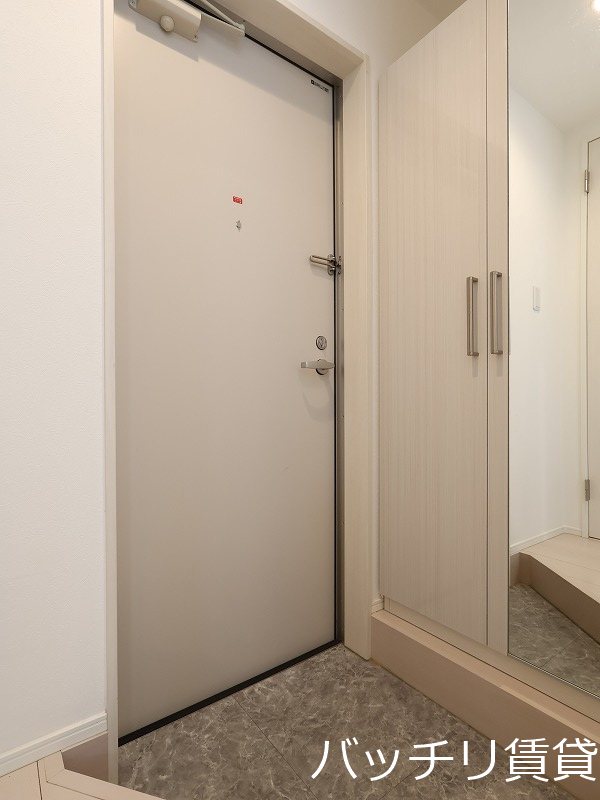 玄関　別号室タイプの為、現状を優先致します。