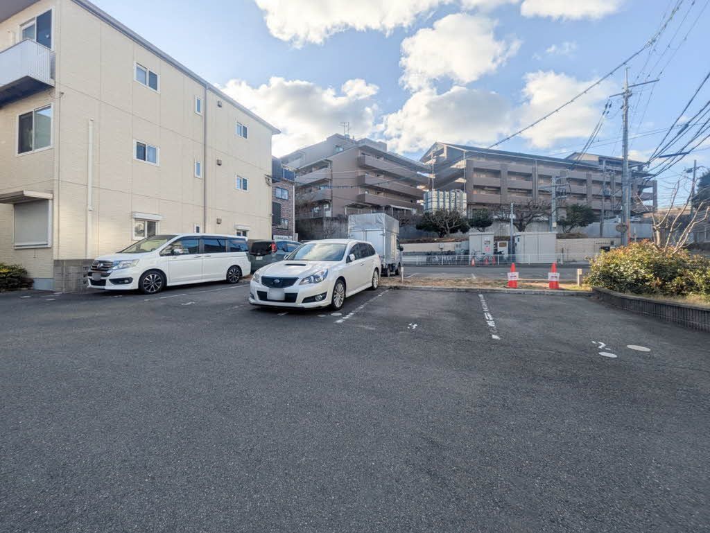 建物外観　敷地内駐車場