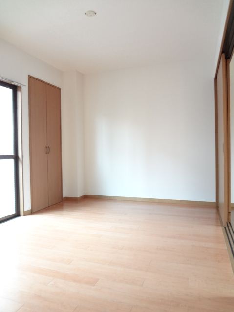 その他　各部屋に収納あります