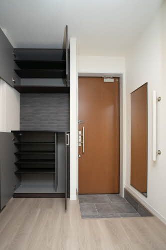 玄関　収納内の段差をかえることができるシューズボックス。ブーツな…