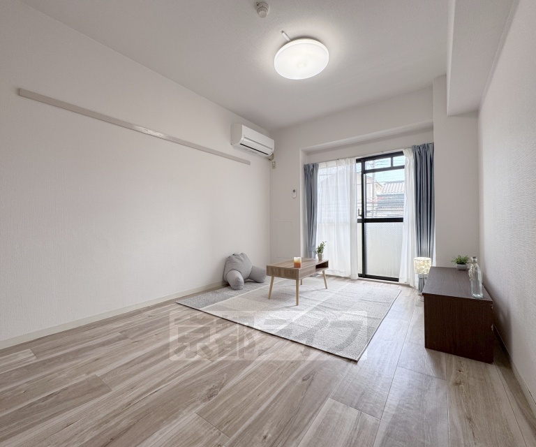 居室・リビング　ぐっと奥行きのある部屋です。