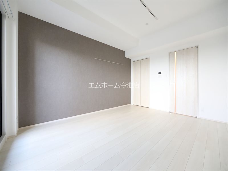 居室・リビング　洋室9.67帖　エアコン付　バルコニーに面しています