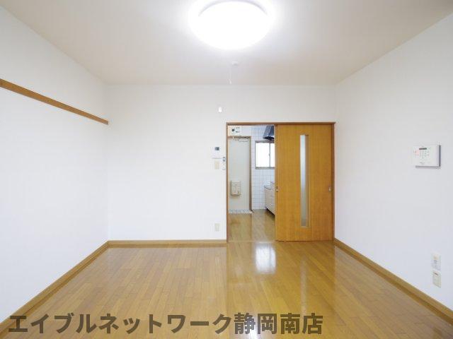 居室・リビング　こちらの居間で趣味の時間をお楽しみください