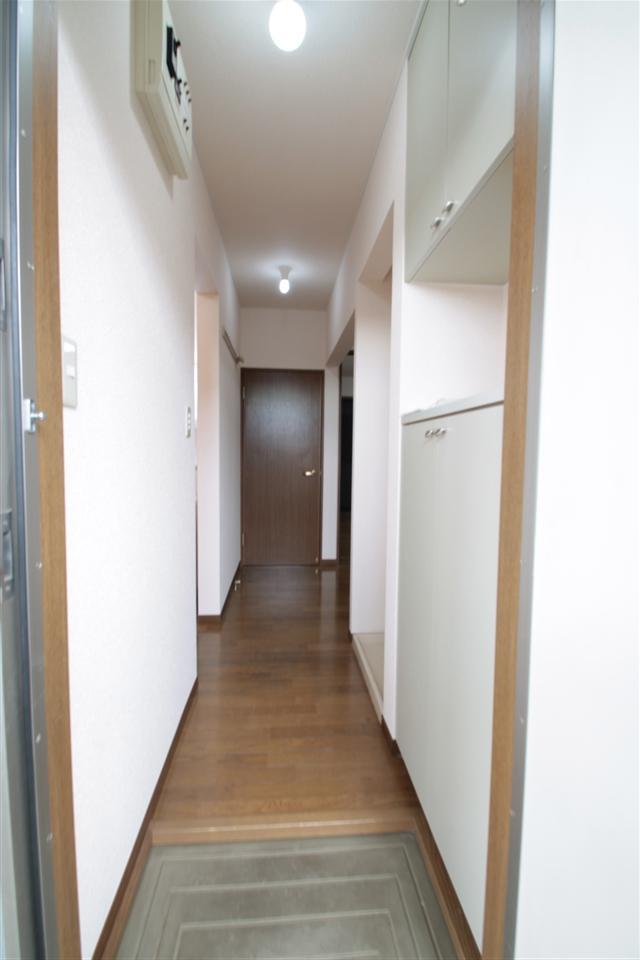 玄関　意外に広い玄関です。