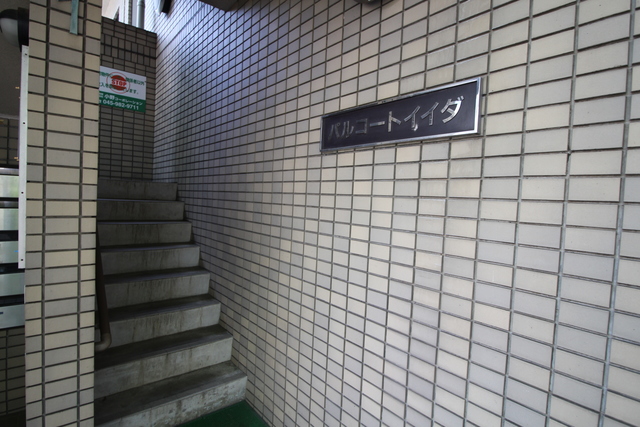 エントランス　前回募集時の写真です。現況優先