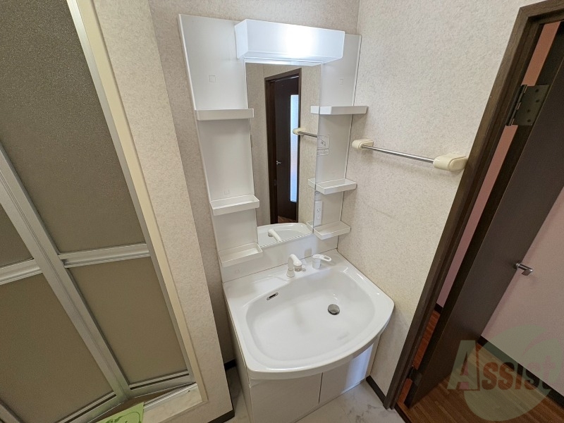 洗面設備　独立洗面台です。大きくてよいですね。シャンプーもできます！