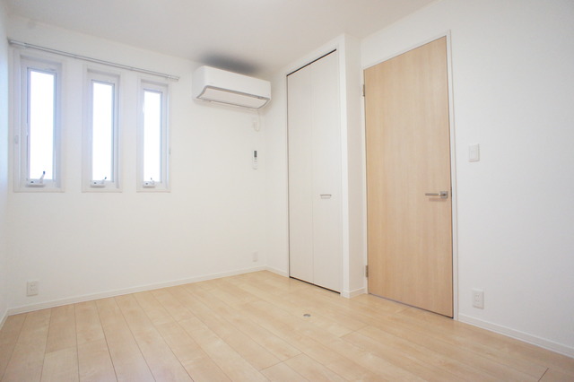 その他　明るい色合いのフローリングが優しい雰囲気の室内です☆