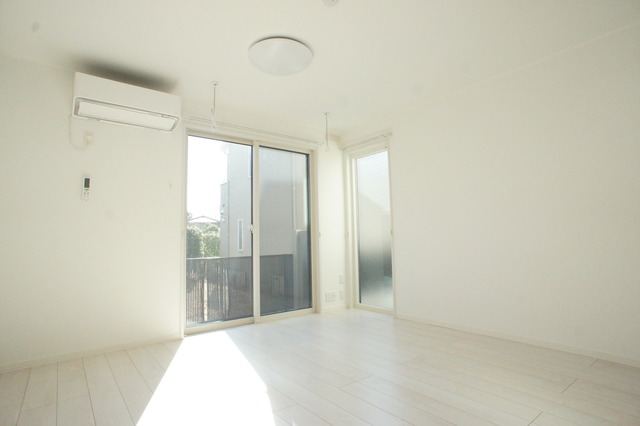 居室・リビング　南向きのリビングではぽかぽかの日差しが感じられます！