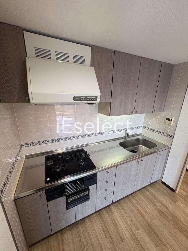 キッチン　3口コンロのシステムキッチン