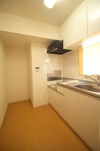 キッチン　掲載写真は同建物・角部屋ですので、現況とは異なります。