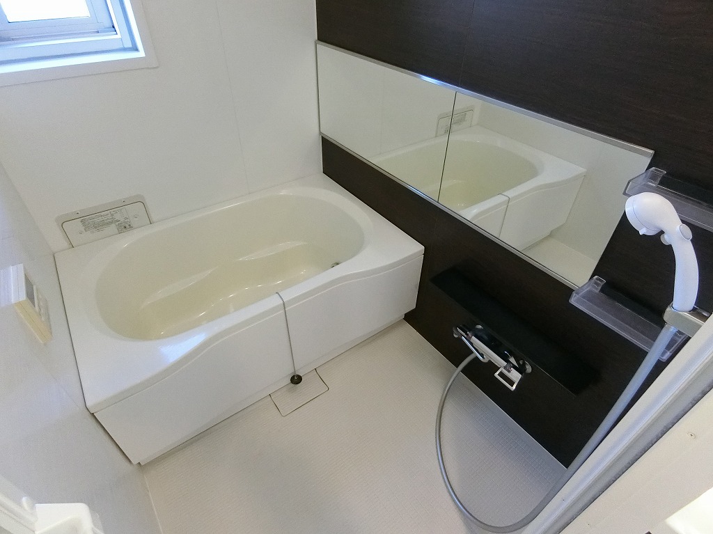 バス・シャワールーム　追焚き機能・換気窓付きのバスルーム