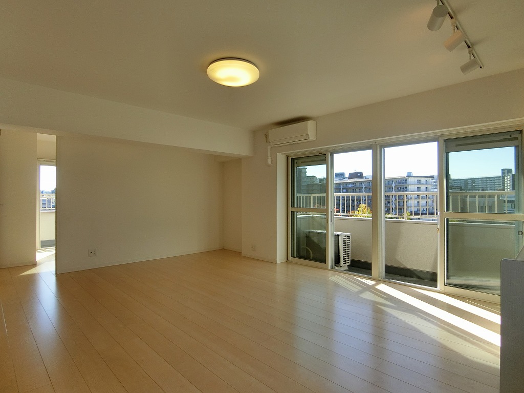 居室・リビング　陽当り良好のリビング　前面棟なし　全室エアコン・スポット照明