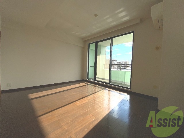 居室・リビング　リビングはこんな感じです。窓が大きくて良く陽が入ってきます。