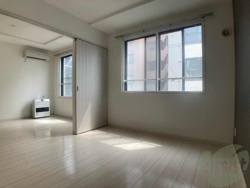 その他部屋・スペース　寝室はこちらです。光が差し込む、温かみのあるお部屋です。