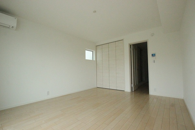 居室・リビング　同物件別号室のものです。