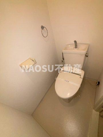 トイレ　落ち着いた色調のトイレです