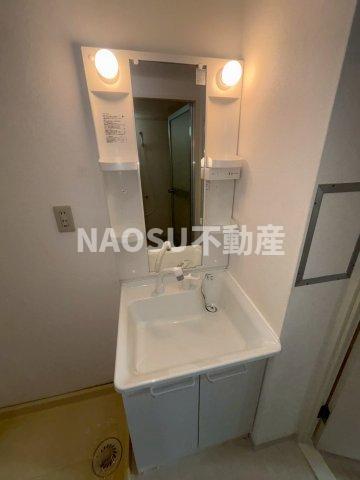 洗面設備　独立洗面台、小物を置くことができて便利です