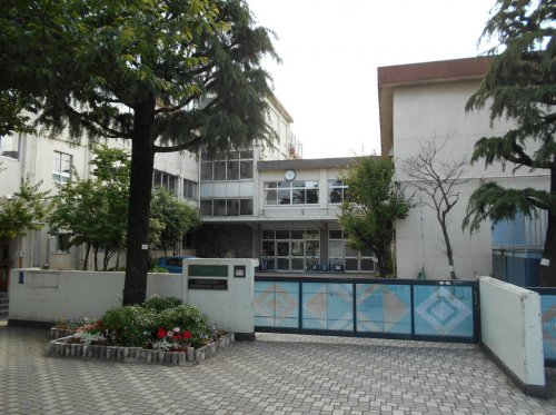 小学校　目黒区立大岡山小学校（小学校）まで2023m