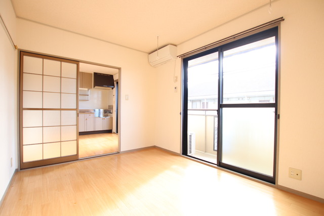 居室・リビング　洋室とキッチン部分