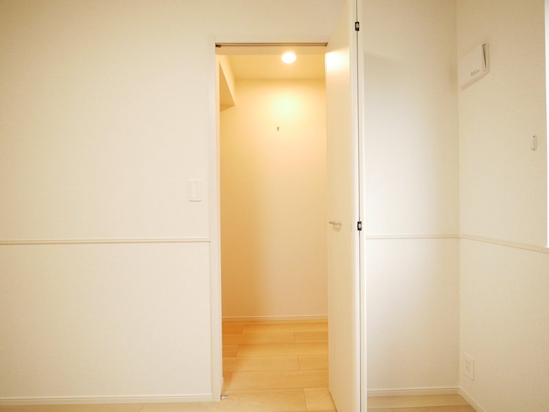 収納　ウォークインクローゼット（洋６）　※写真は同物件の別部屋のも