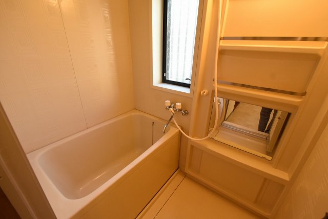 バス・シャワールーム　浴室に窓があります！