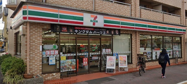 コンビニ　セブンイレブン（コンビニ）まで734m
