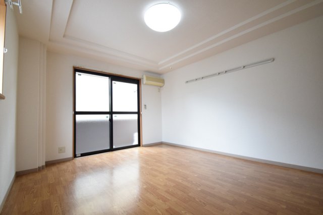 居室・リビング　９．３帖の広～い洋室！