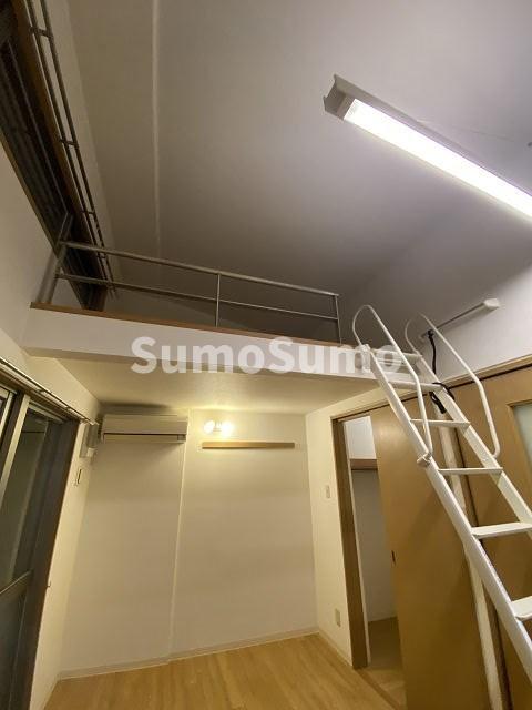 その他部屋・スペース　落ち着いた色調の寝室です