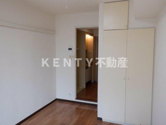 その他部屋・スペース　落ち着いた色調の寝室です