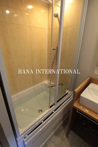 バス・シャワールーム　バスルームと洗面所の間に透明の扉があり、水が飛びません。